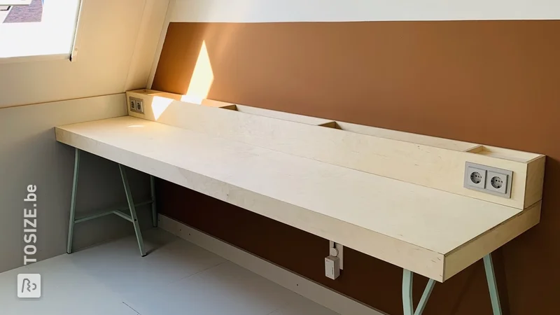 Zelfgemaakt half-zwevend bureau voor twee tieners, door Alex