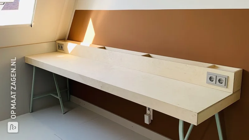 Zelfgemaakt half-zwevend bureau voor twee tieners, door Alex