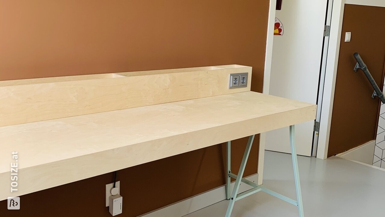 Selbstgebauter halbschwebender Schreibtisch für zwei Teenager von Alex