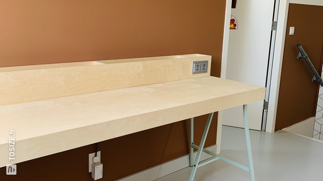 Bureau semi-flottant fait maison pour deux adolescents, par Alex