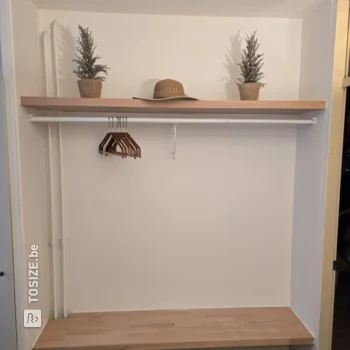 Porte-manteau DIY avec étagères pour l'entrée, par Marcel