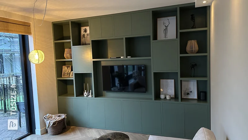 Custom-made cupboard walls for the living room with plenty of storage space, by Bas