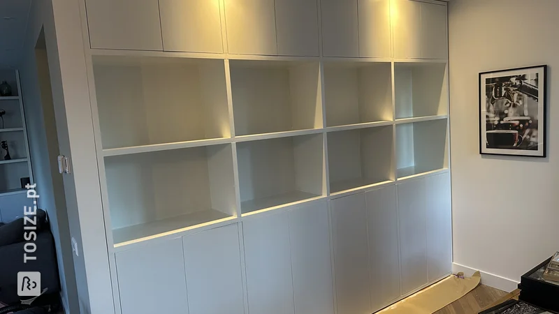 Custom-made cupboard walls for the living room with plenty of storage space, by Bas