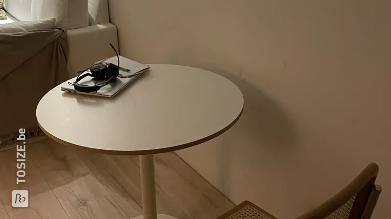 Petite table à manger ronde élégante avec plateau blanc, par Sabrine