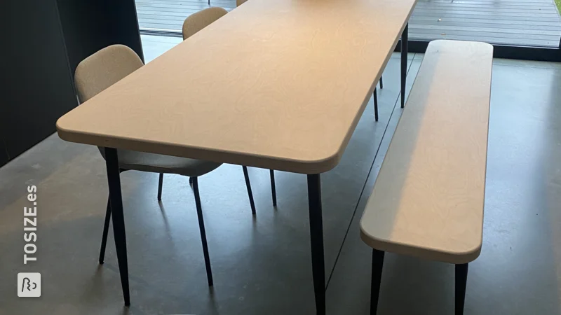 Crea una elegante mesa y banco de abedul contrachapado, de Koen