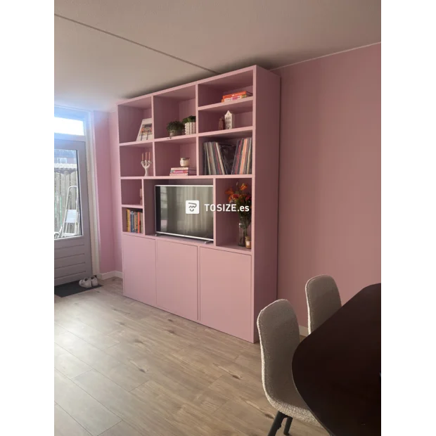 Armario de pared rosa con compartimentos y puertas abiertas