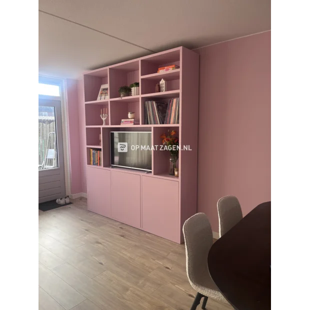 Roze kastenwand met open vakken en deuren