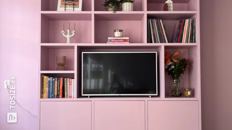 Librería creativa de color rosa para el salón, de Amal