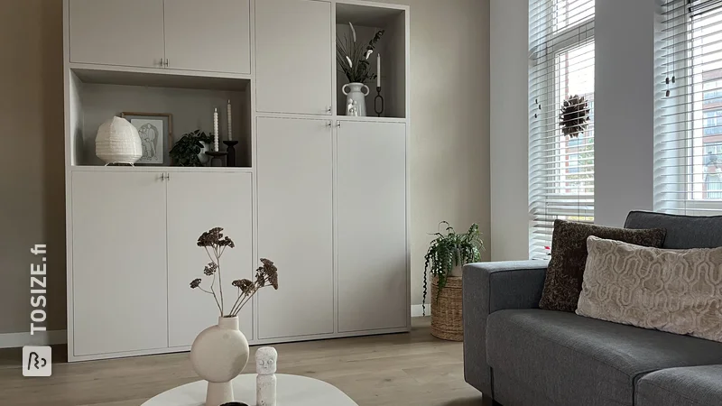 Stylish storage and bookcase in the living room, by Tessa