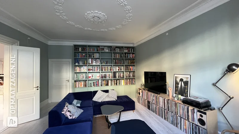 Unieke boekenplank in woonkamer met meerdere planken, van Susanne