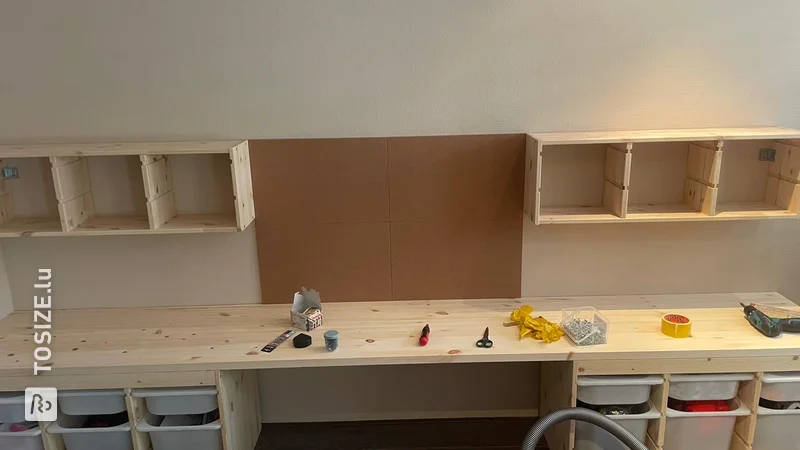 IKEA-Hack: Multifunktionales Spielzimmer und Heimbüro mit Kiefernholzpaneelen von Emilie