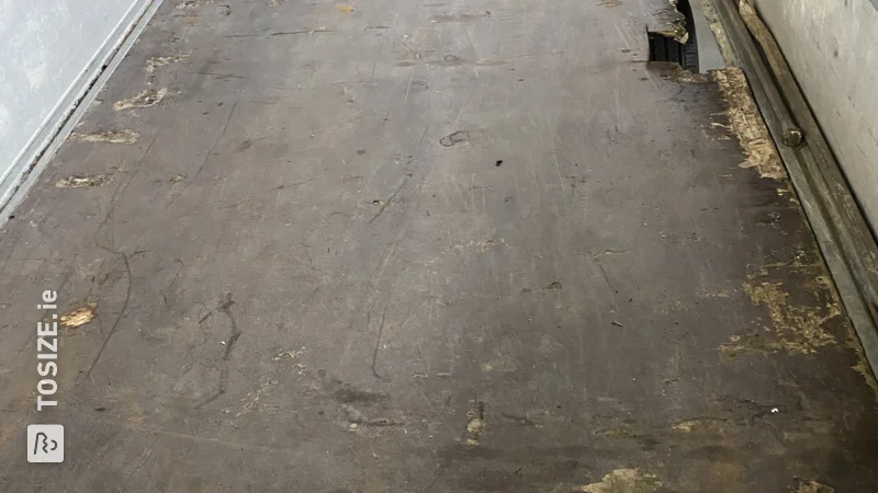 Renewing the floor of a trailer with an anti-slip floor, by Lieven