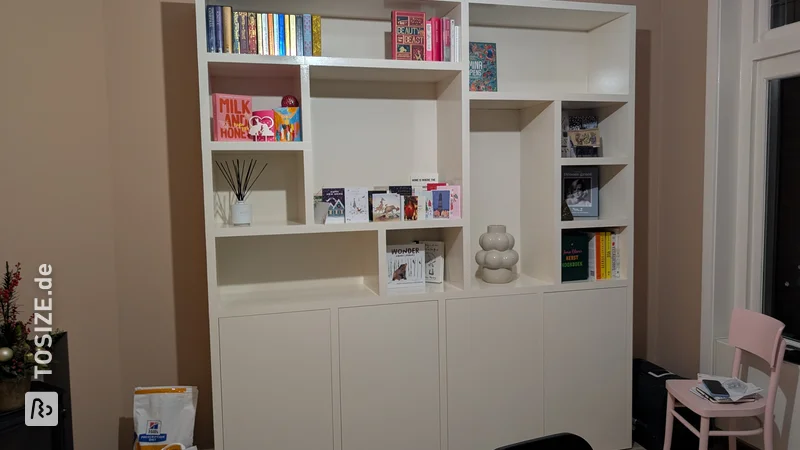 Lacquered display cabinet for the dining room, by Sanne