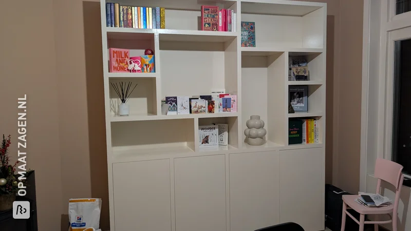 Lacquered display cabinet for the dining room, by Sanne