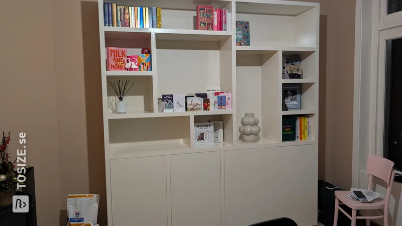 Lacquered display cabinet for the dining room, by Sanne