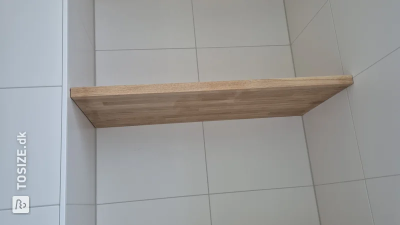 Oak floating shelves in the bathroom, by Kees