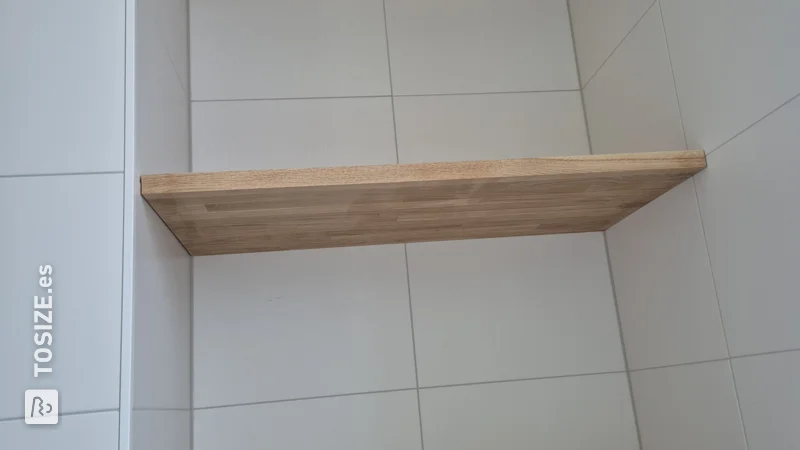 Oak floating shelves in the bathroom, by Kees