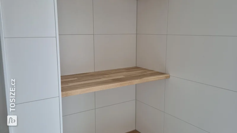 Oak floating shelves in the bathroom, by Kees