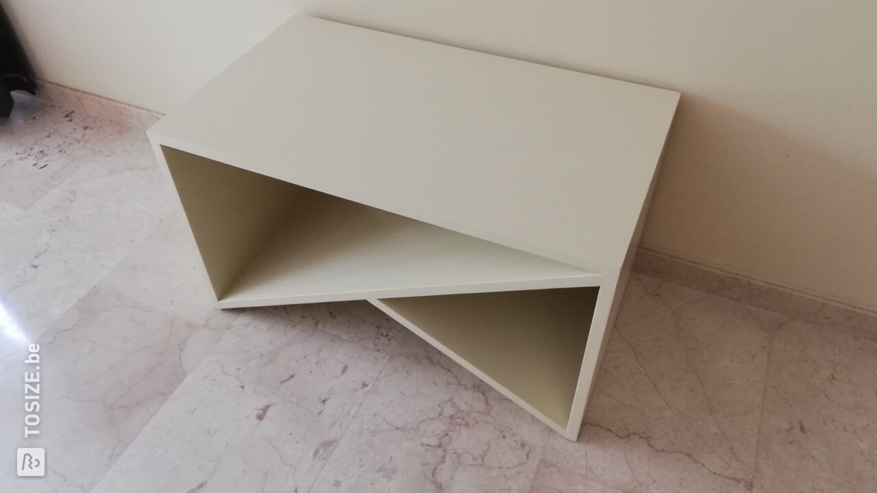 Moderne sidetable of tijdschriftentafeltje van multiplex zelf gemaakt, door Piet