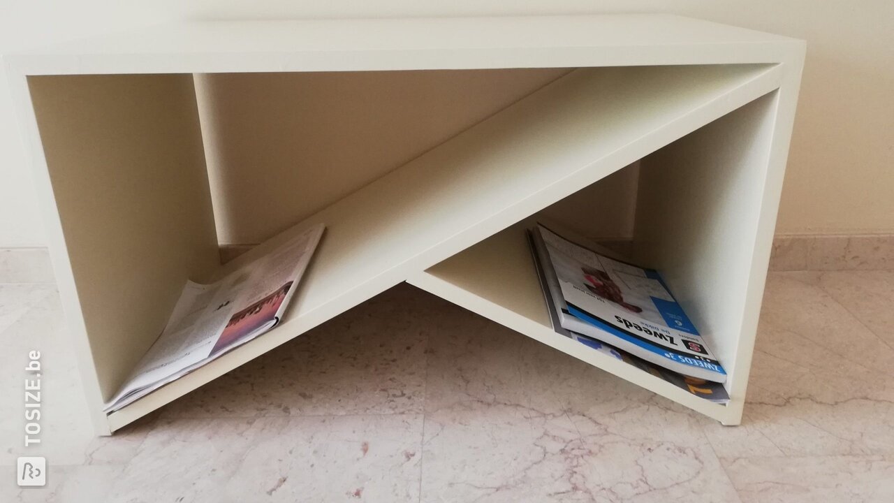 Moderne sidetable of tijdschriftentafeltje van multiplex zelf gemaakt, door Piet