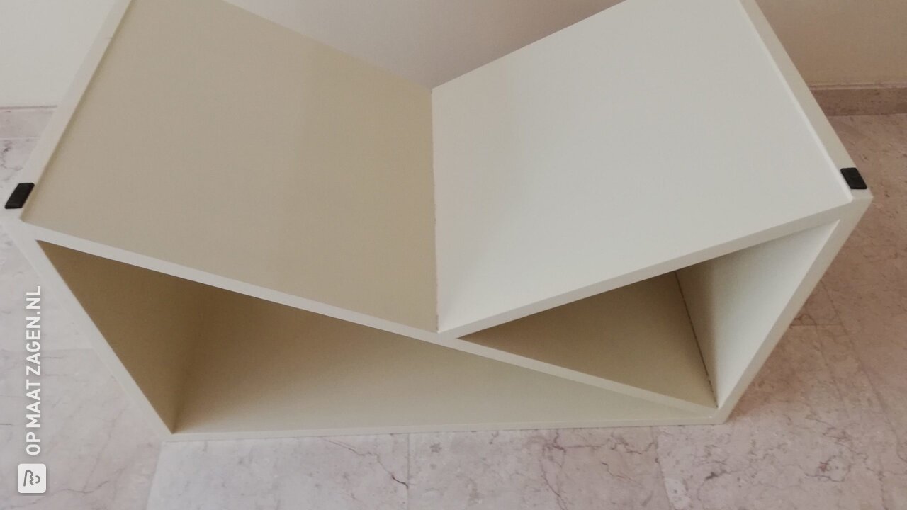Moderne sidetable of tijdschriftentafeltje van multiplex zelf gemaakt, door Piet