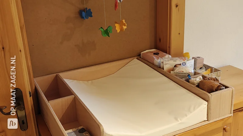 DIY-commode op ladekast: Praktisch babyverschoonmatje van Daniel