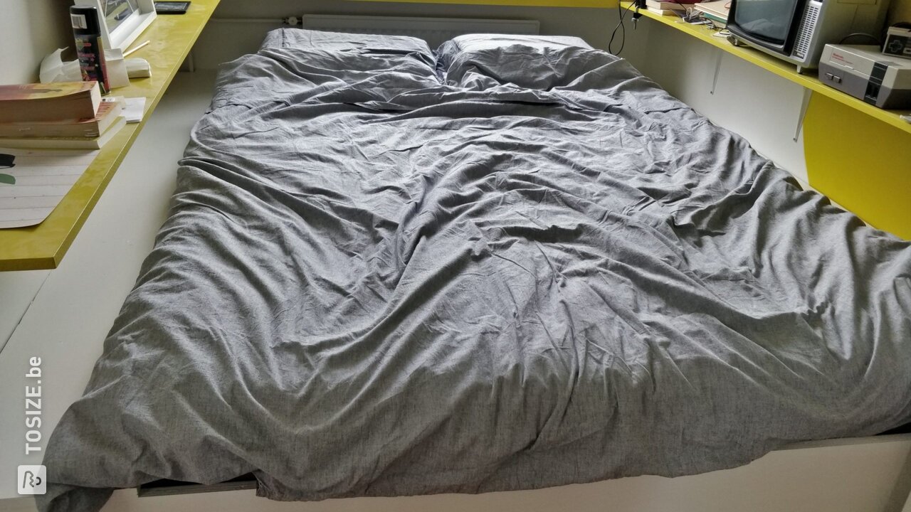 Zwevend bed met opslagruimte, door Maarten