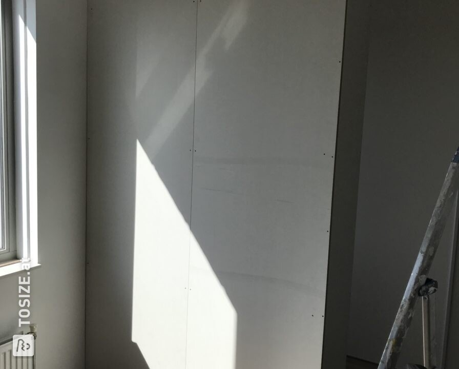 Trennwand aus MDF-Platten und Ikea-Schränken