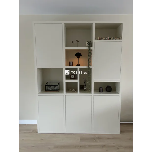 Mueble crema con compartimentos abiertos y puertas.