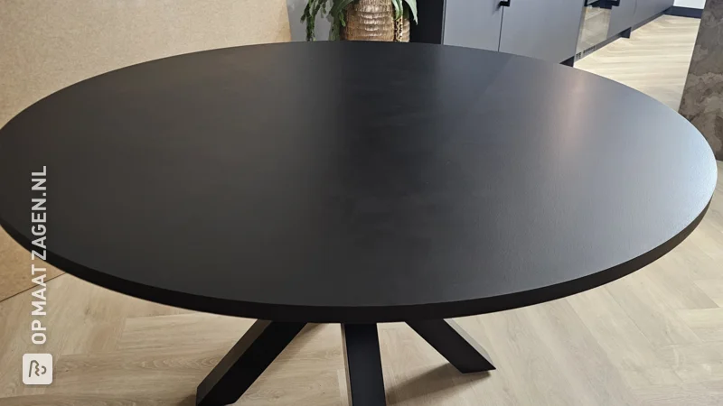 Stijlvolle eettafel met MDF en staal, door Emmy