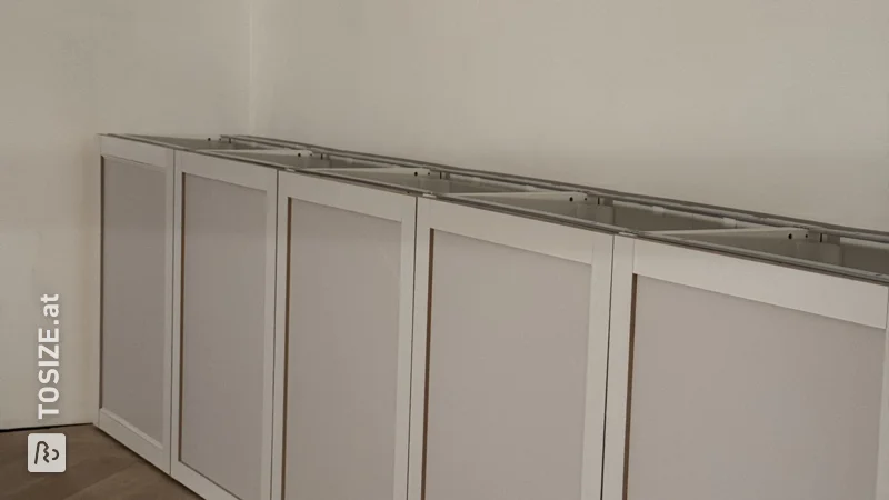 Bauen Sie Ihren eigenen einzigartigen Schrank mit einem Ikea-Untergestell von Denise