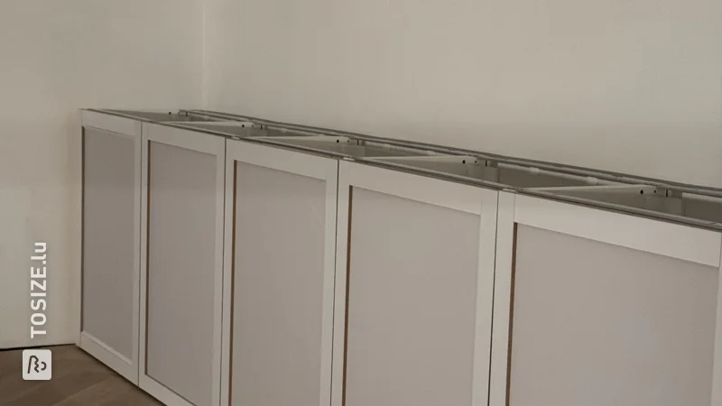 Bauen Sie Ihren eigenen einzigartigen Schrank mit einem Ikea-Untergestell von Denise