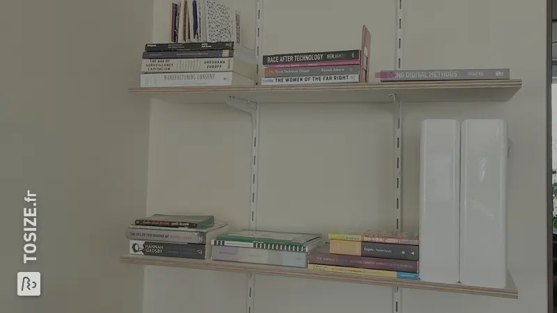 Simple bookshelf with shelf supports, by Guillermo