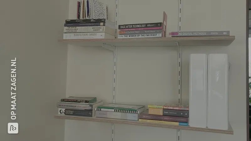 Simple bookshelf with shelf supports, by Guillermo