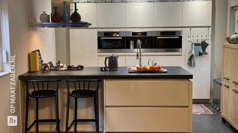 DIY Project: Modern wooden bar with stools in the kitchen, by Herman