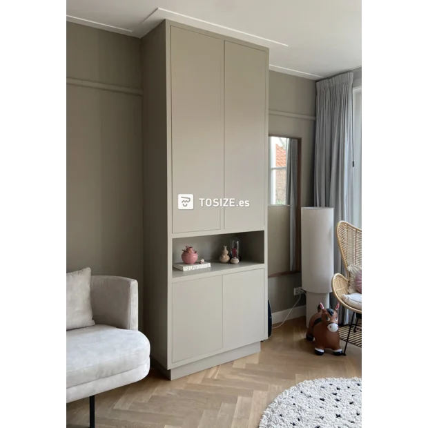 Aparador color crema con puertas y compartimentos abiertos