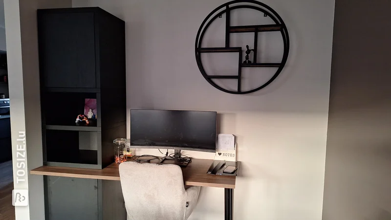 Armoire noire élégante avec plateau de bureau intégré, par Marcel