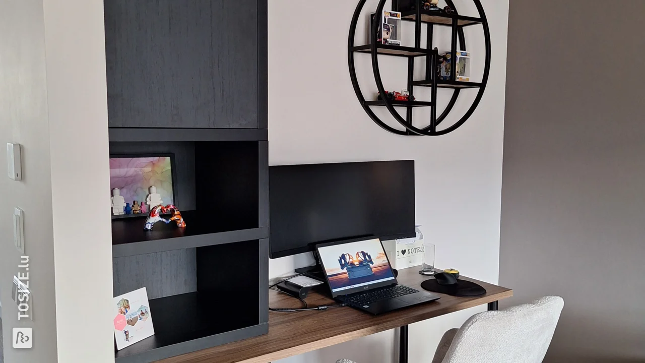 Armoire noire élégante avec plateau de bureau intégré, par Marcel