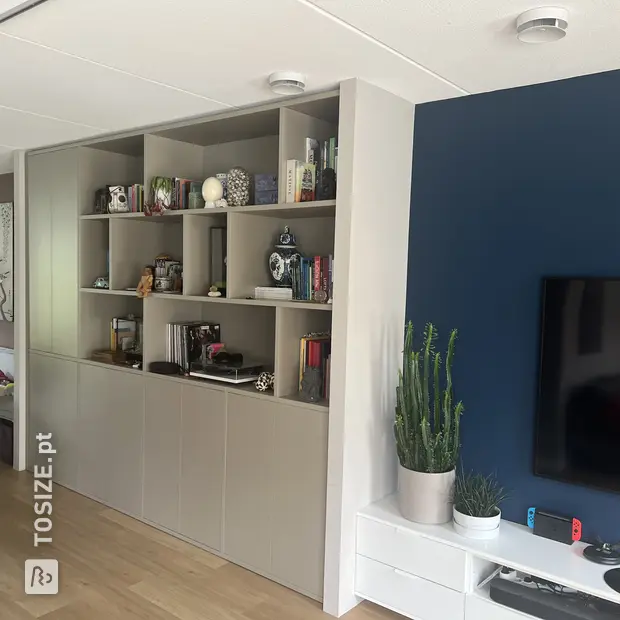 Light compartment cabinet with open compartments and doors