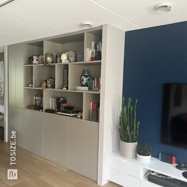 Lichte vakkenkast met open vakken en deuren