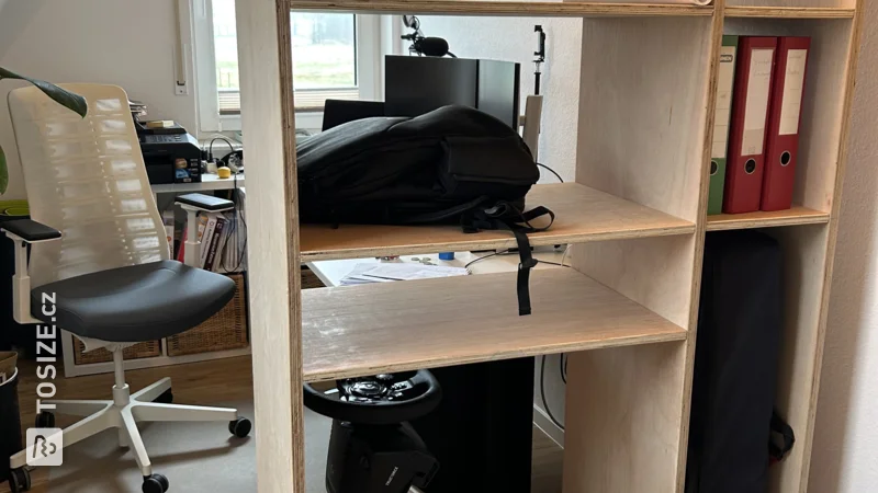 Closet shelf and room divider in the study, door Christoph