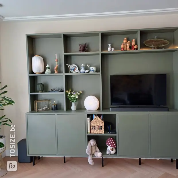 Buffet vert avec compartiments ouverts et portes