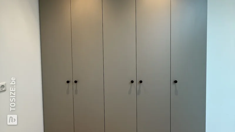 Astuce IKEA : Armoire de salle à manger avec portes de placard Dark Ecru, par Phil