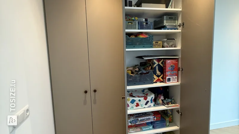 IKEA-Hack: Esszimmerschrank mit dunklen Ecru-Schranktüren von Phil