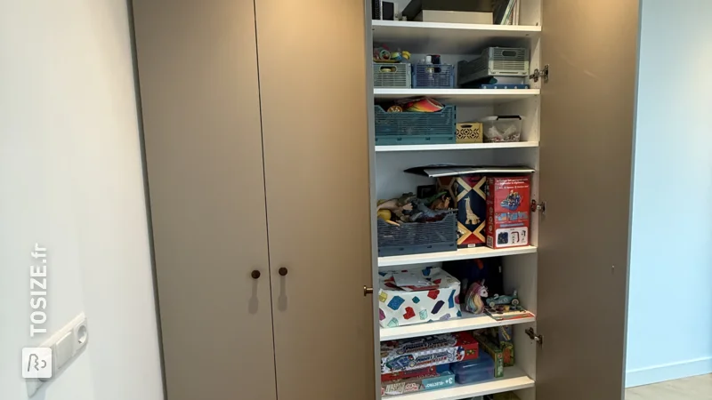 Astuce IKEA : Armoire de salle à manger avec portes de placard Dark Ecru, par Phil