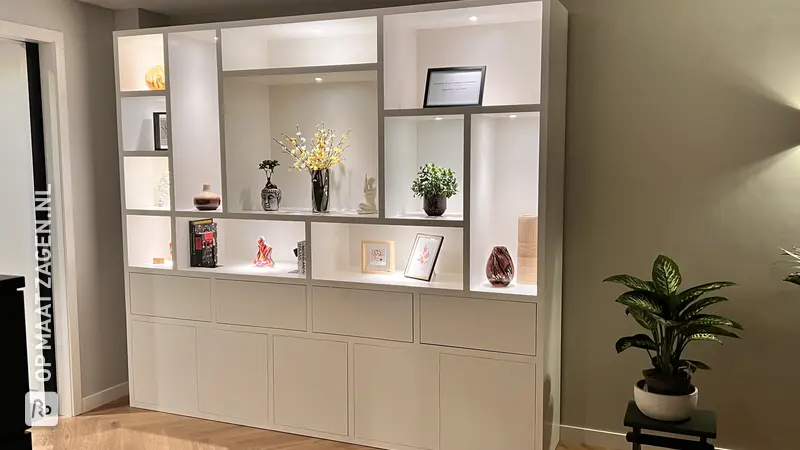 Stijlvolle Vakkenkast met Blum Movento en Verlichting, door Jasper