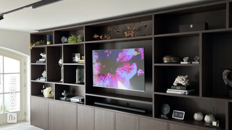Mur TV élégant avec éclairage Hue, par Ricky