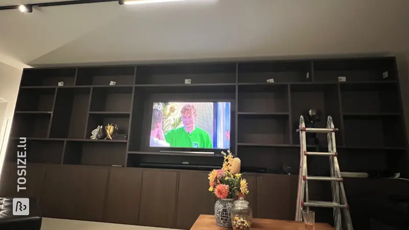 Stilvolle TV-Wand mit Hue-Beleuchtung von Ricky