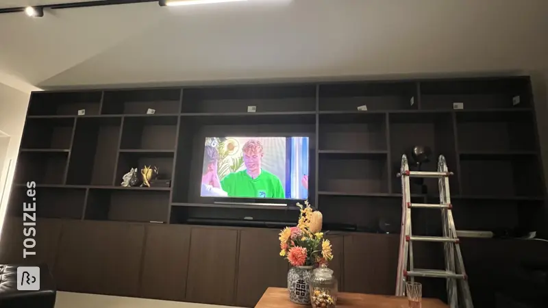 Elegante pared de TV con iluminación Hue, de Ricky