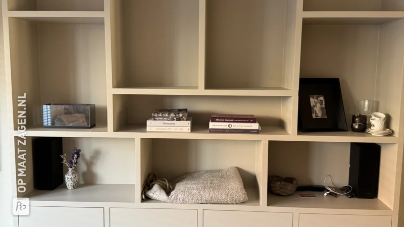 Stijlvolle boekenkast in de woonkamer, door Robert